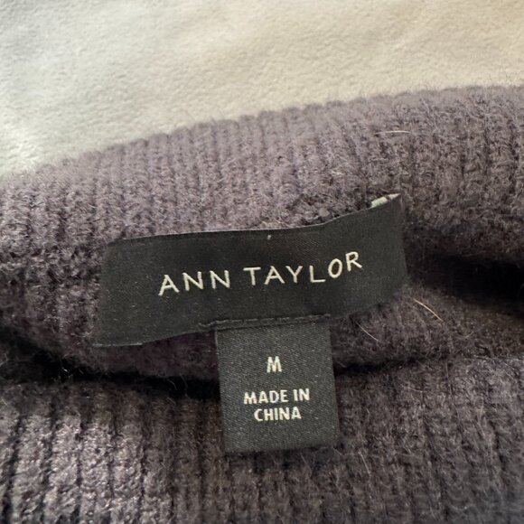 Like new Extremely soft Ann Taylor turtle neck top with belt waist - Picture 3 of 8